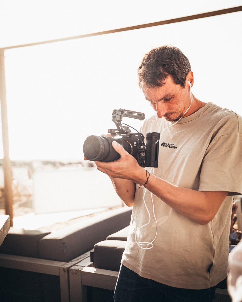 Etienne Schmitt, community manager et vidéaste à Lisieux, en tournage avec sa caméra